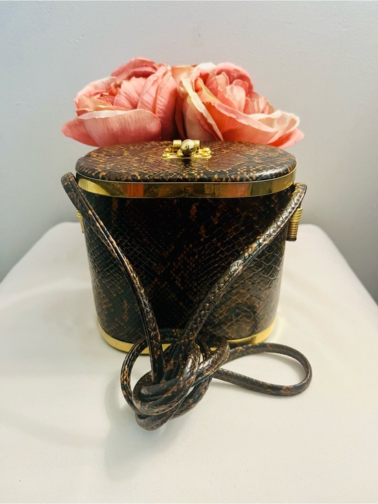 Unbranded Handbags - Snakeskin Vintage exotic faux leather box bag featuring a gold magnetic closure